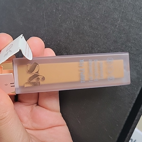 NWB Lys full coverage concealer - Picture 3 of 3